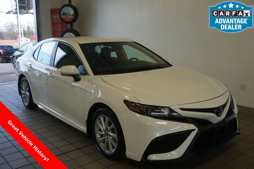 Used 2024 Toyota Camry SE image 1