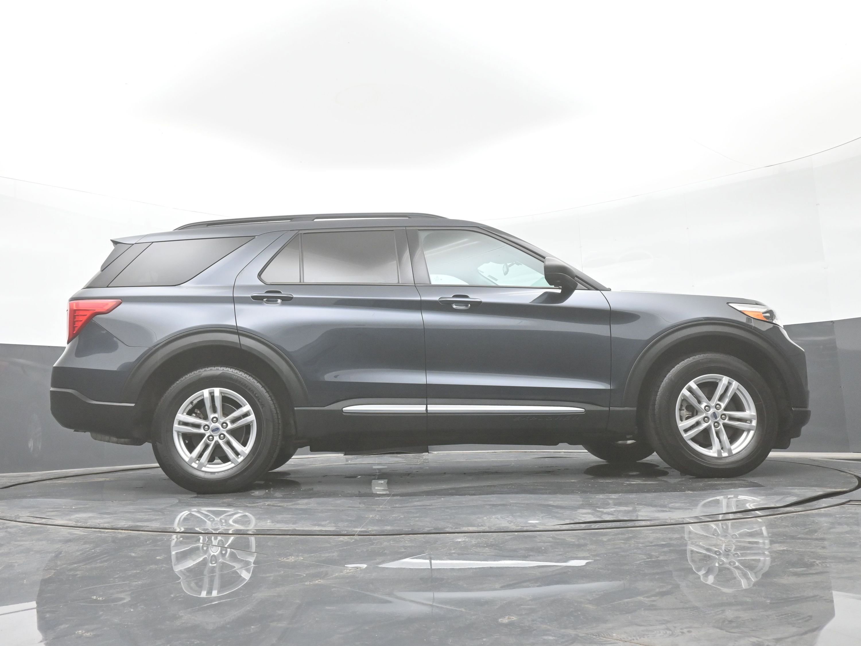 Used 2022 Ford Explorer XLT image 46
