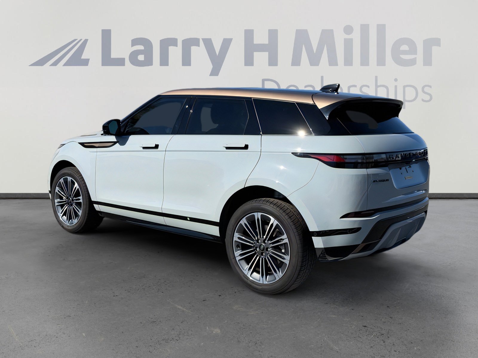 Used 2024 Land Rover Range Rover Evoque Dynamic SE image 3