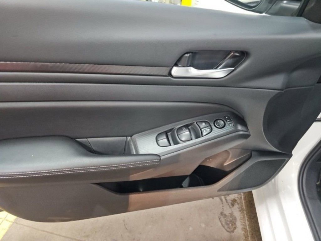 Used 2025 Nissan Altima 2.5 SV image 16
