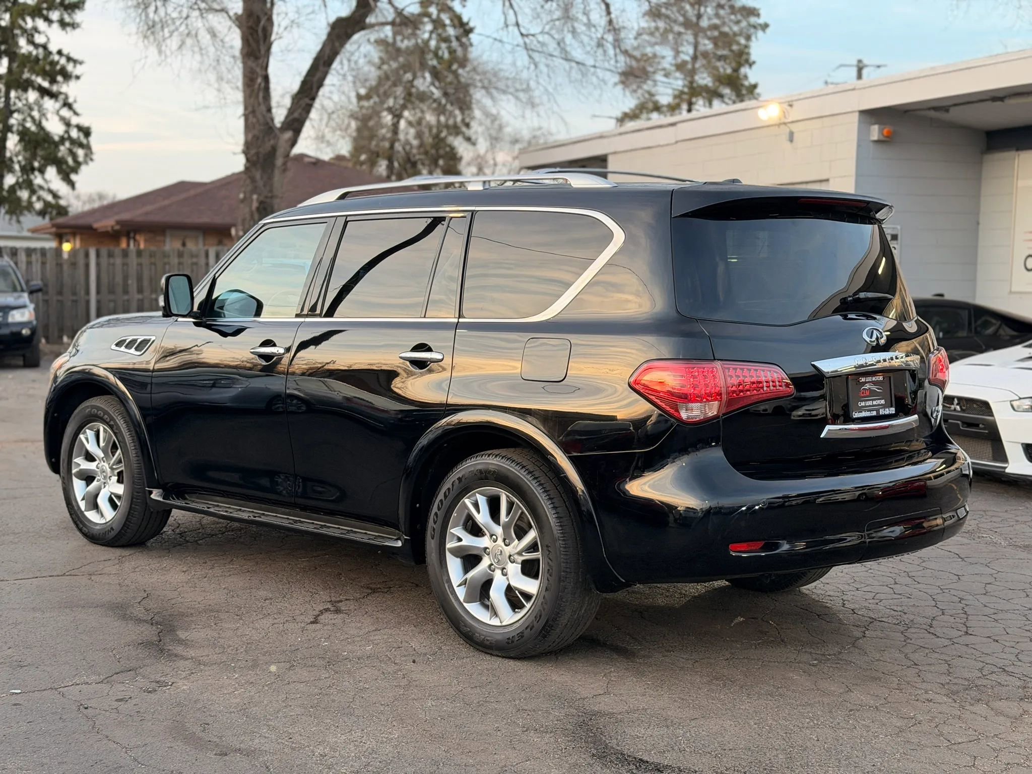 Used 2011 INFINITI QX56 4WD w/ Theater Pkg image 6