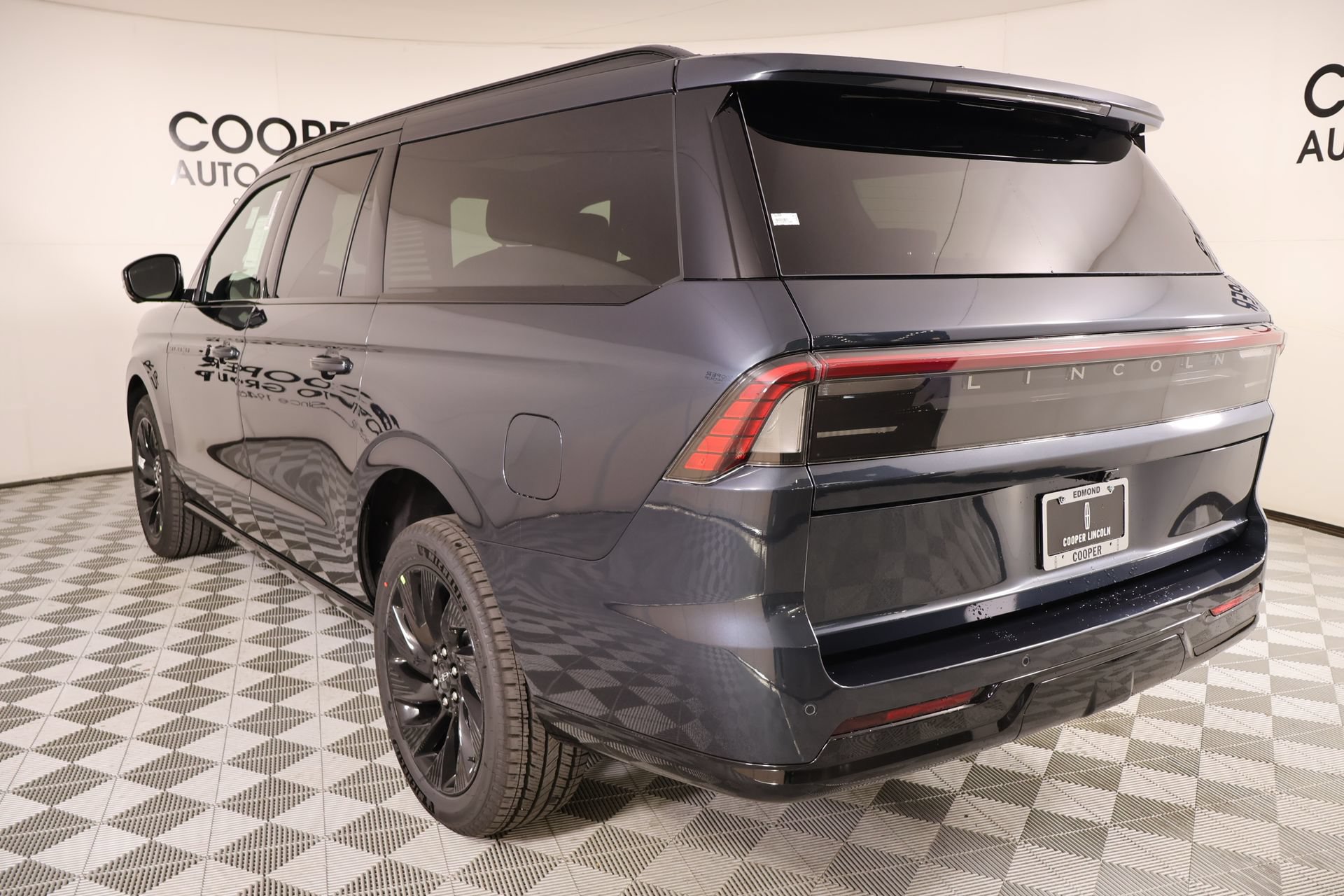 New 2026 Lincoln Navigator L Reserve w/ Jet Appearance Package AWD/4WD image 25