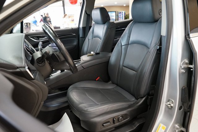 Used 2020 Buick Enclave Essence image 2