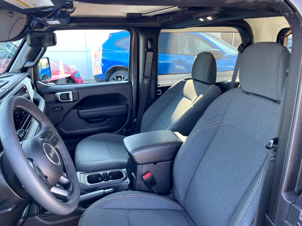 Used 2025 Jeep Wrangler Sport AWD/4WD image 10