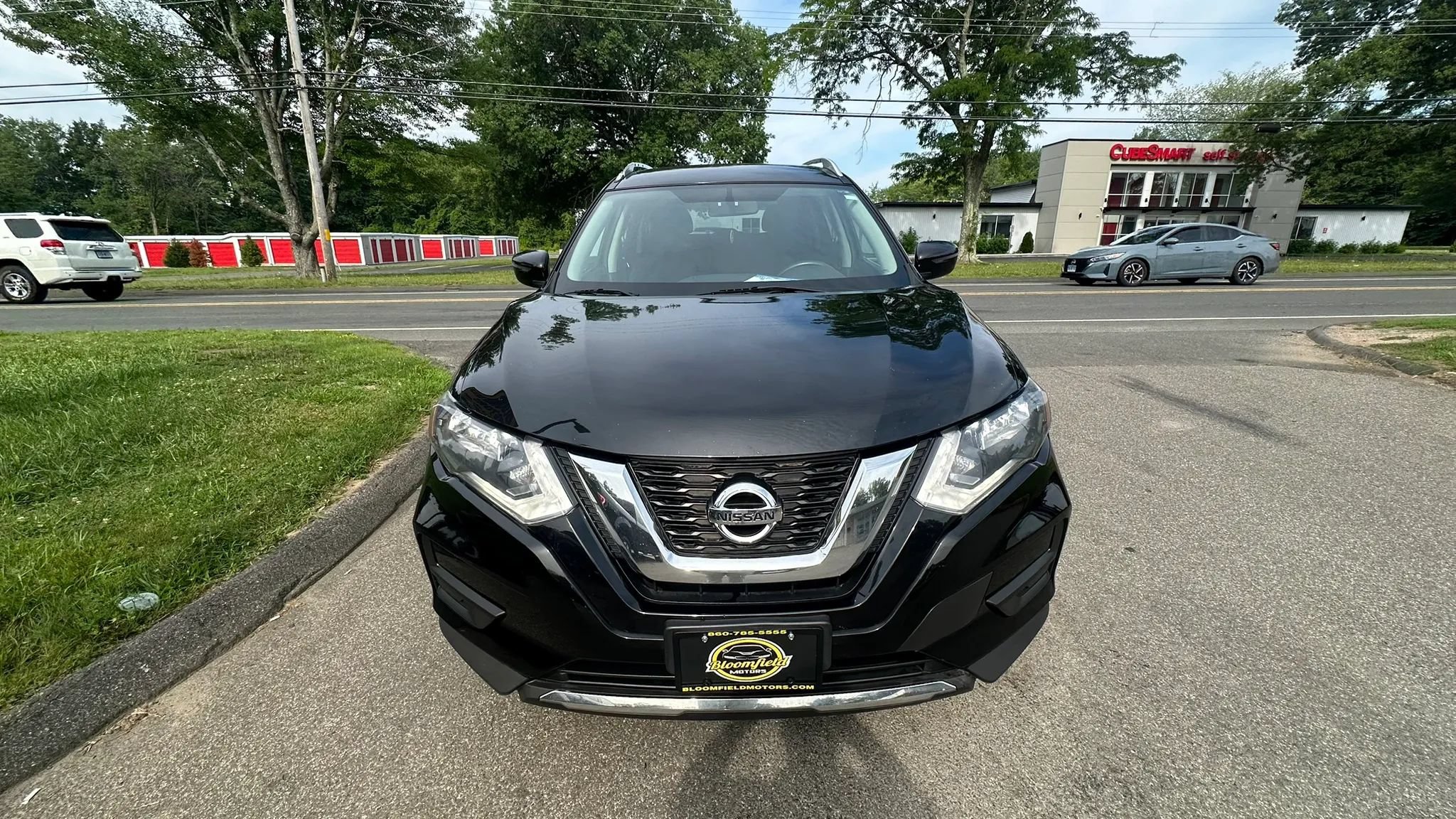 Used 2017 Nissan Rogue SV AWD/4WD image 2