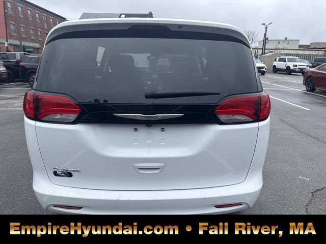 Used 2023 Chrysler Voyager LX image 4
