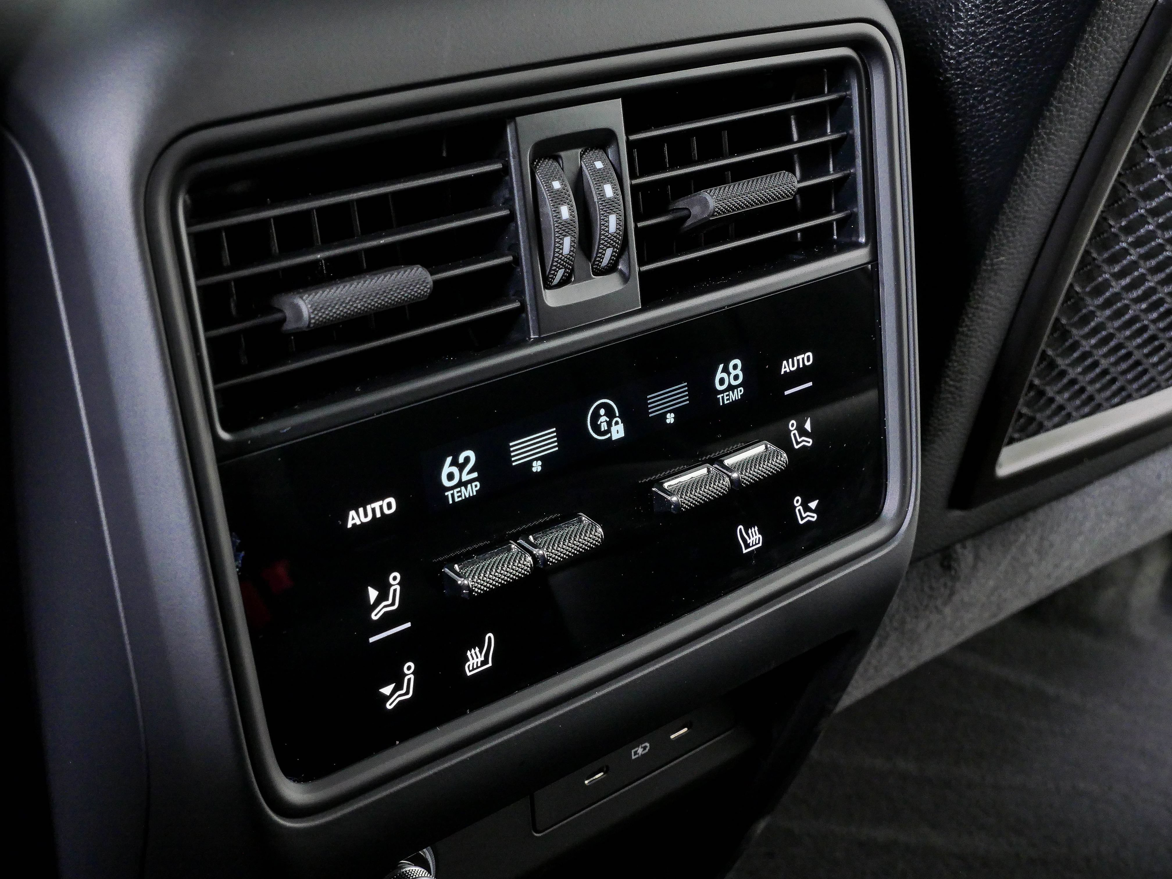 Certified 2025 Porsche Cayenne Coupe AWD/4WD image 22