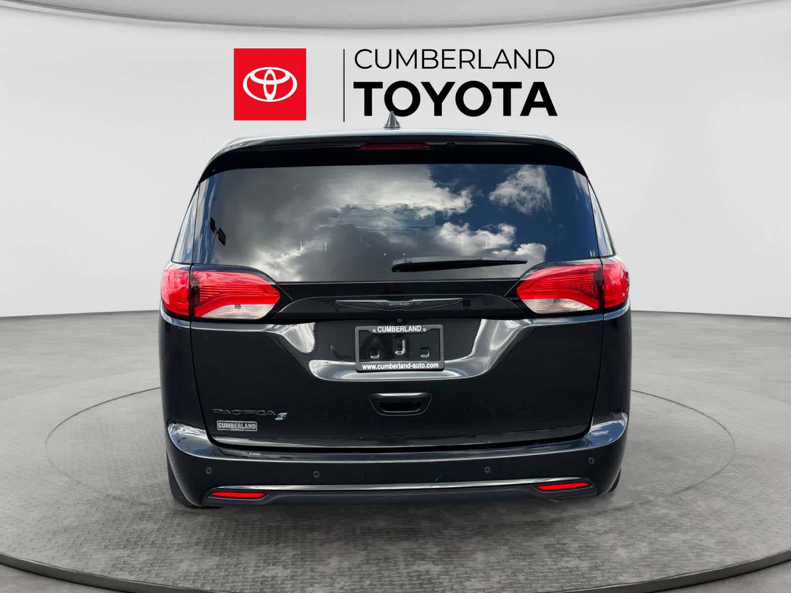 Used 2020 Chrysler Pacifica Touring w/ S Appearance Package FWD image 4