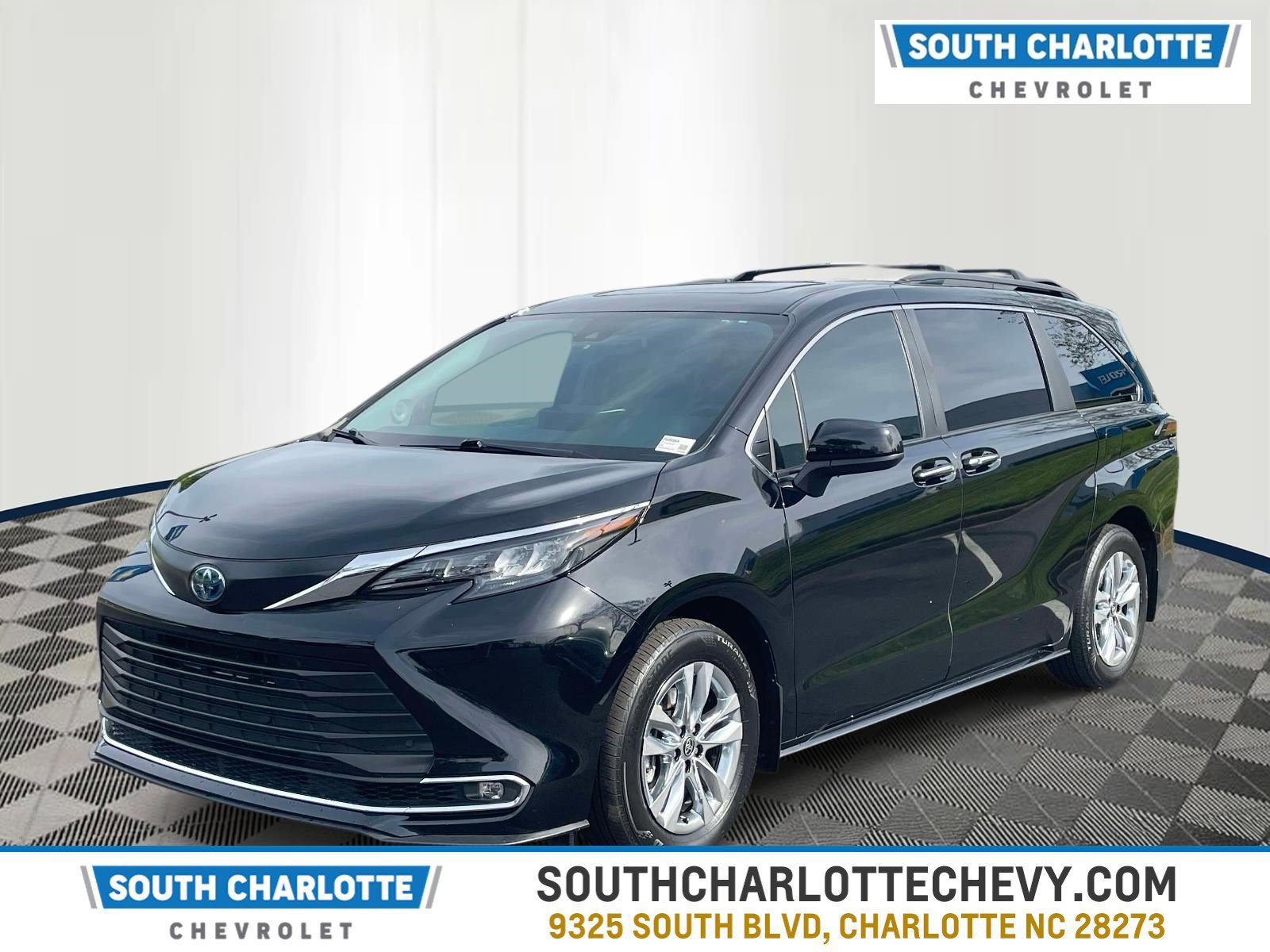 Used 2024 Toyota Sienna XLE FWD image 1