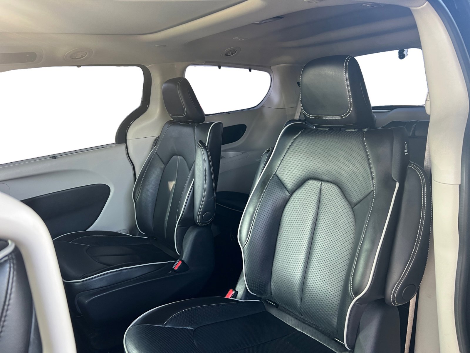 Used 2022 Chrysler Pacifica Limited w/ Uconnect Theater Family Group image 11