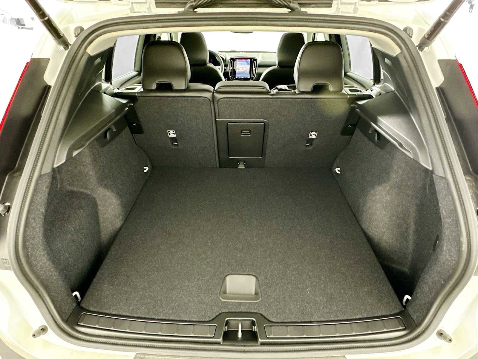 Used 2025 Volvo XC40 B5 Core w/ Protection Package Premier image 24