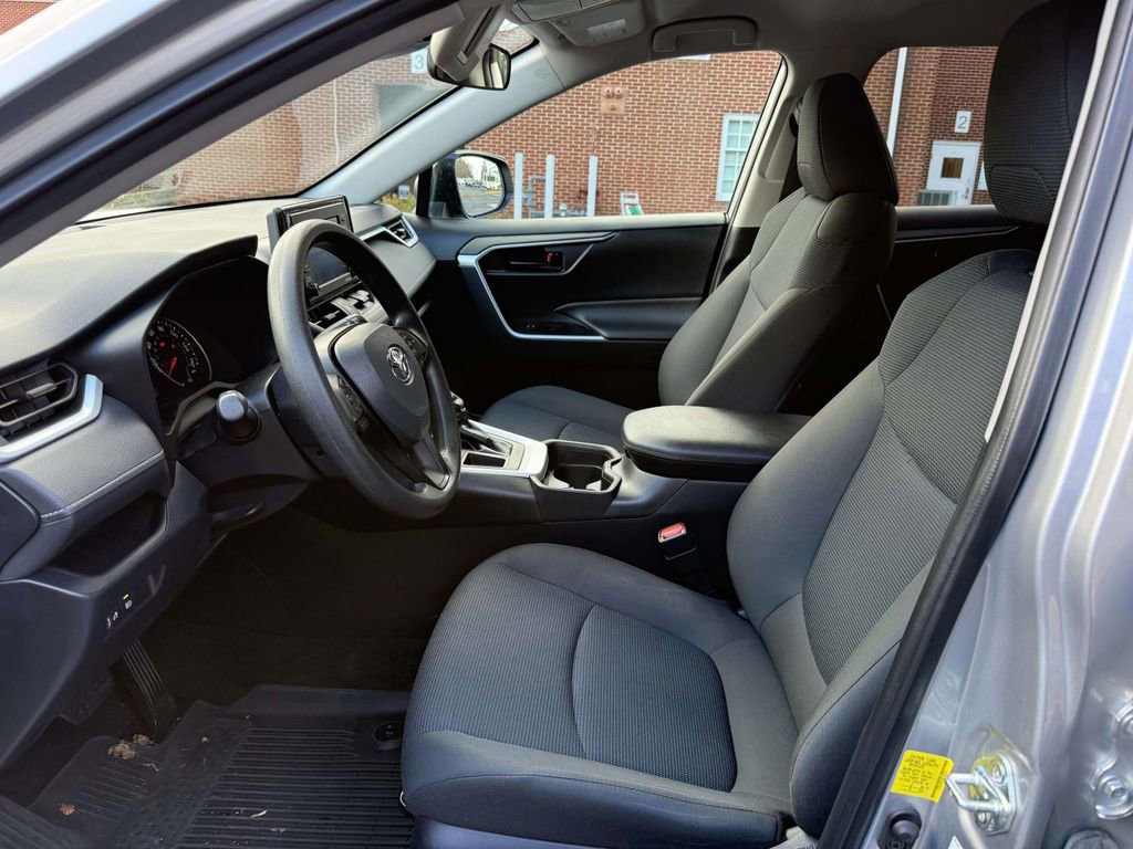 Used 2021 Toyota RAV4 LE image 13