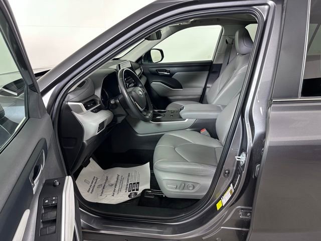 Used 2023 Toyota Highlander XLE AWD/4WD image 22