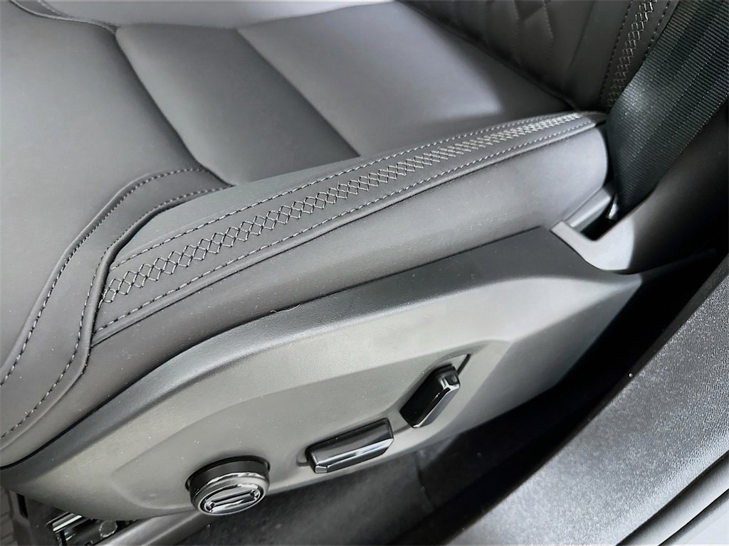 Used 2025 Volvo XC90 B5 Plus w/ Protection Package Premier image 8
