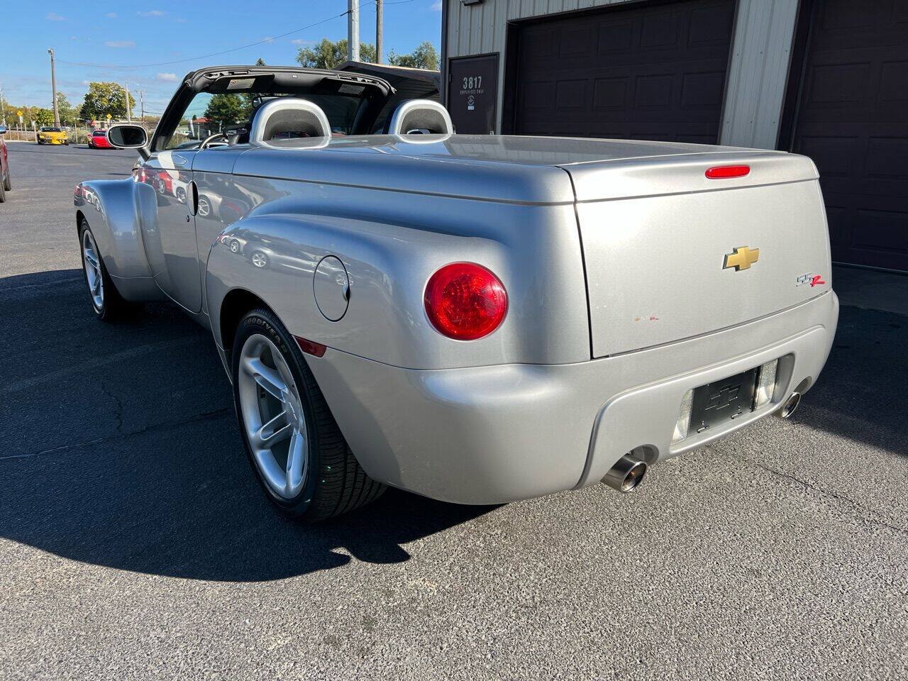 Used 2004 Chevrolet SSR w/ Preferred Equipment Group RWD image 23