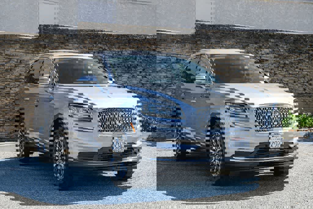 Used 2021 Lincoln Nautilus FWD w/ Equipment Group 101A image 3