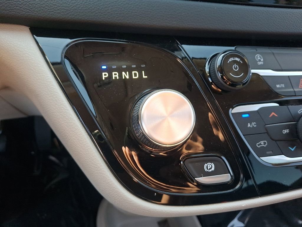 Used 2023 Chrysler Voyager LX image 17