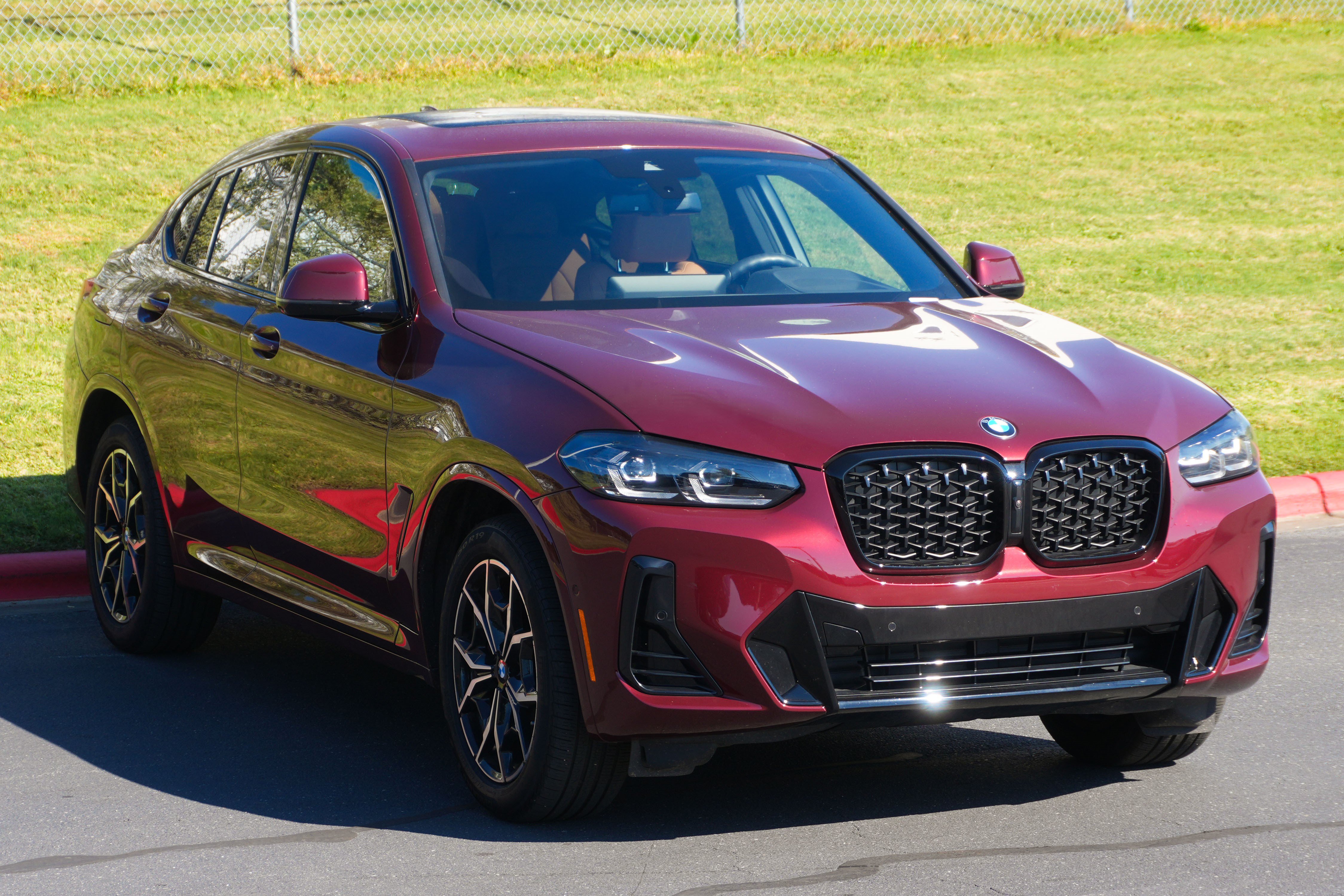 Certified 2025 BMW X4 xDrive30i w/ Premium Package AWD/4WD image 2
