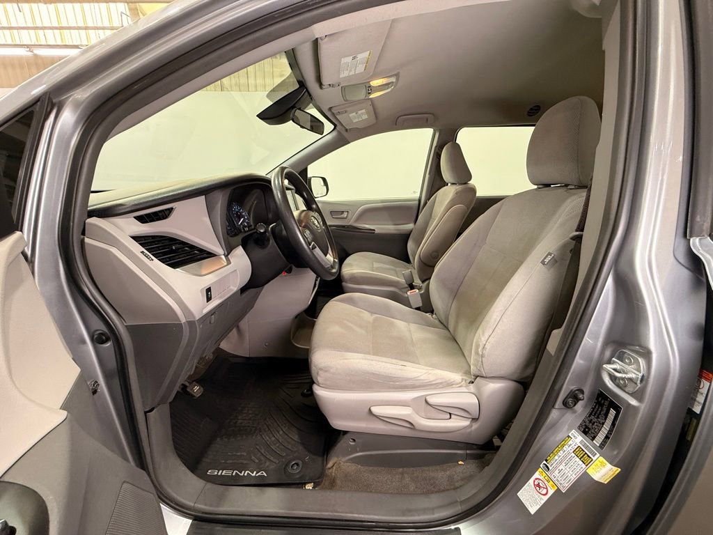 Used 2018 Toyota Sienna L image 14