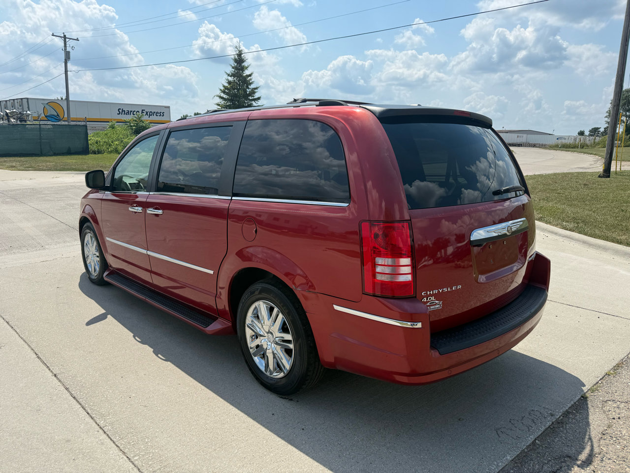 Used 2009 Chrysler Town & Country Limited w/ Entertainment Group #3 image 5