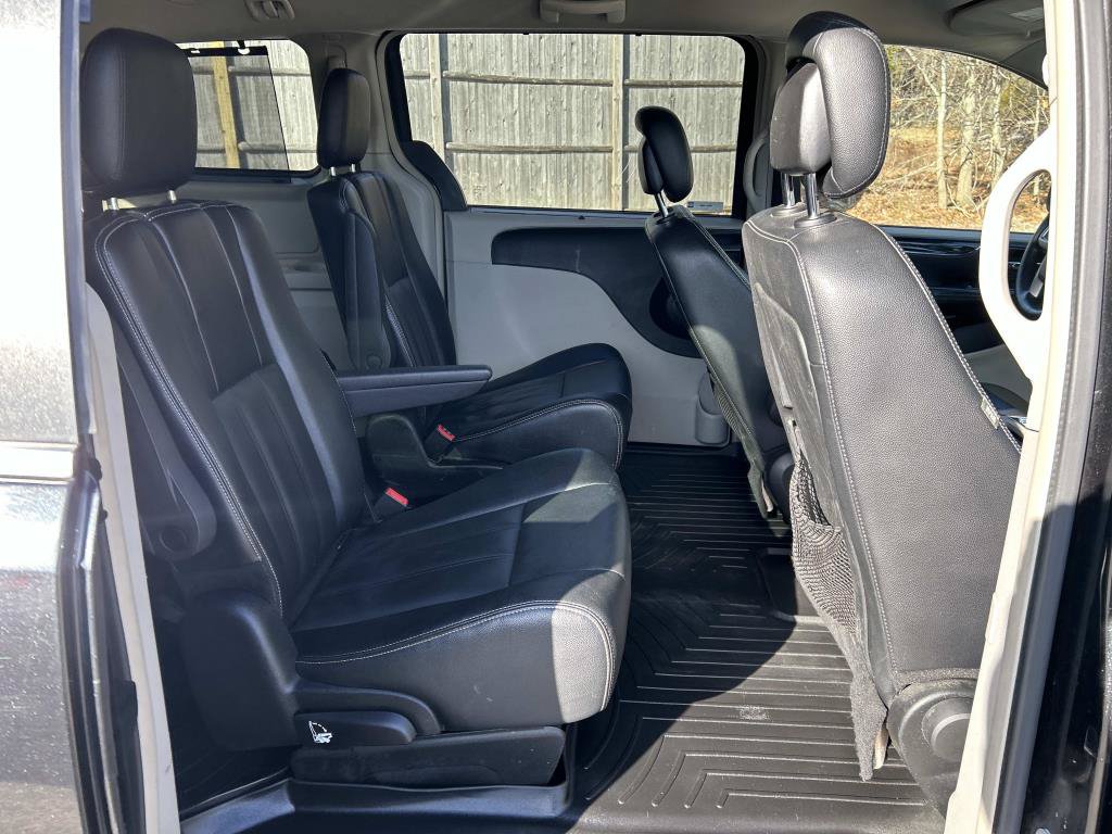 Used 2015 Chrysler Town & Country Touring FWD image 14