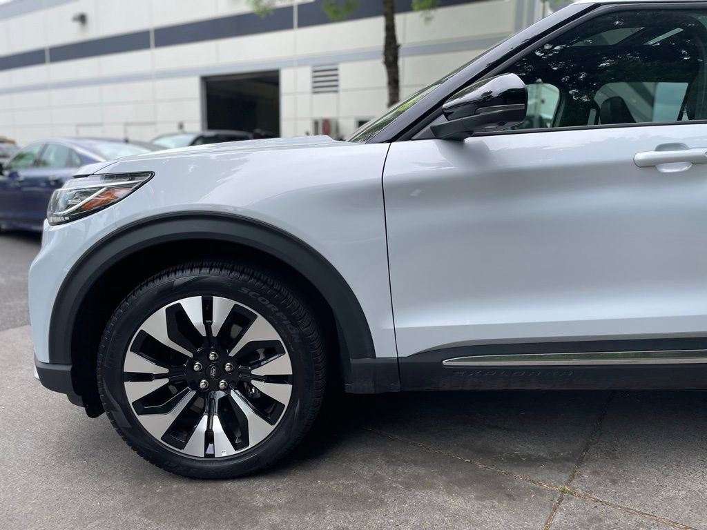 Used 2025 Ford Explorer Platinum w/ LUX Leather Package AWD/4WD image 8
