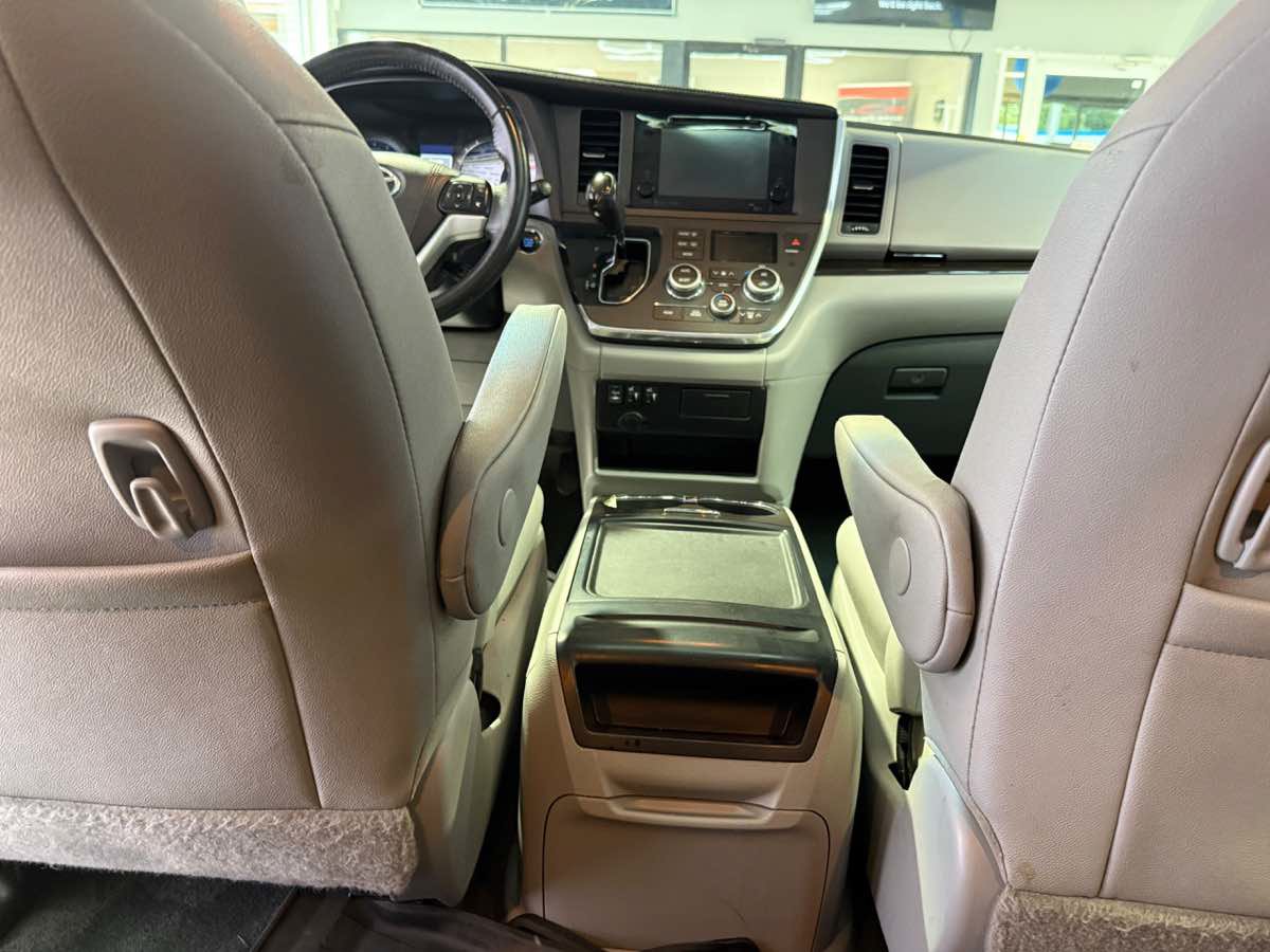 Used 2017 Toyota Sienna XLE w/ XLE Navigation Package AWD/4WD image 21
