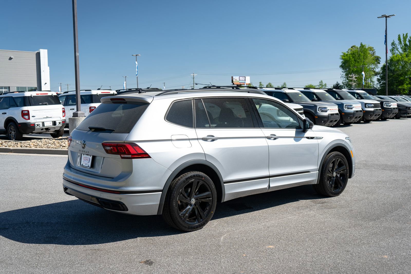Used 2023 Volkswagen Tiguan SE R-Line FWD image 10