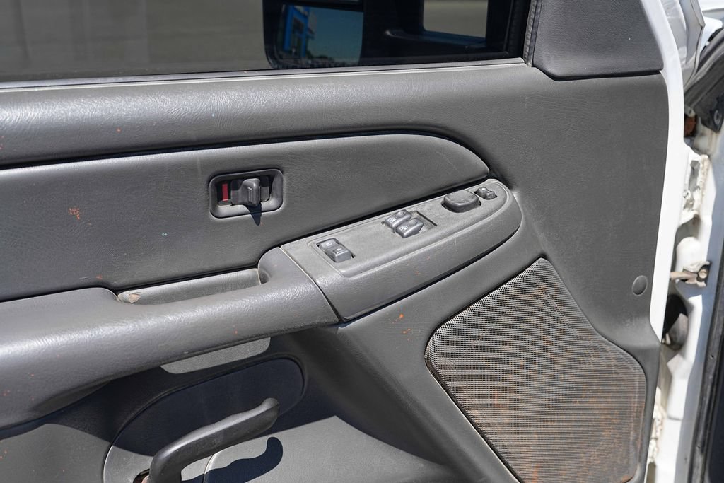 Used 2006 Chevrolet Silverado 2500 W/T w/ Heavy-Duty Power Package AWD/4WD image 17