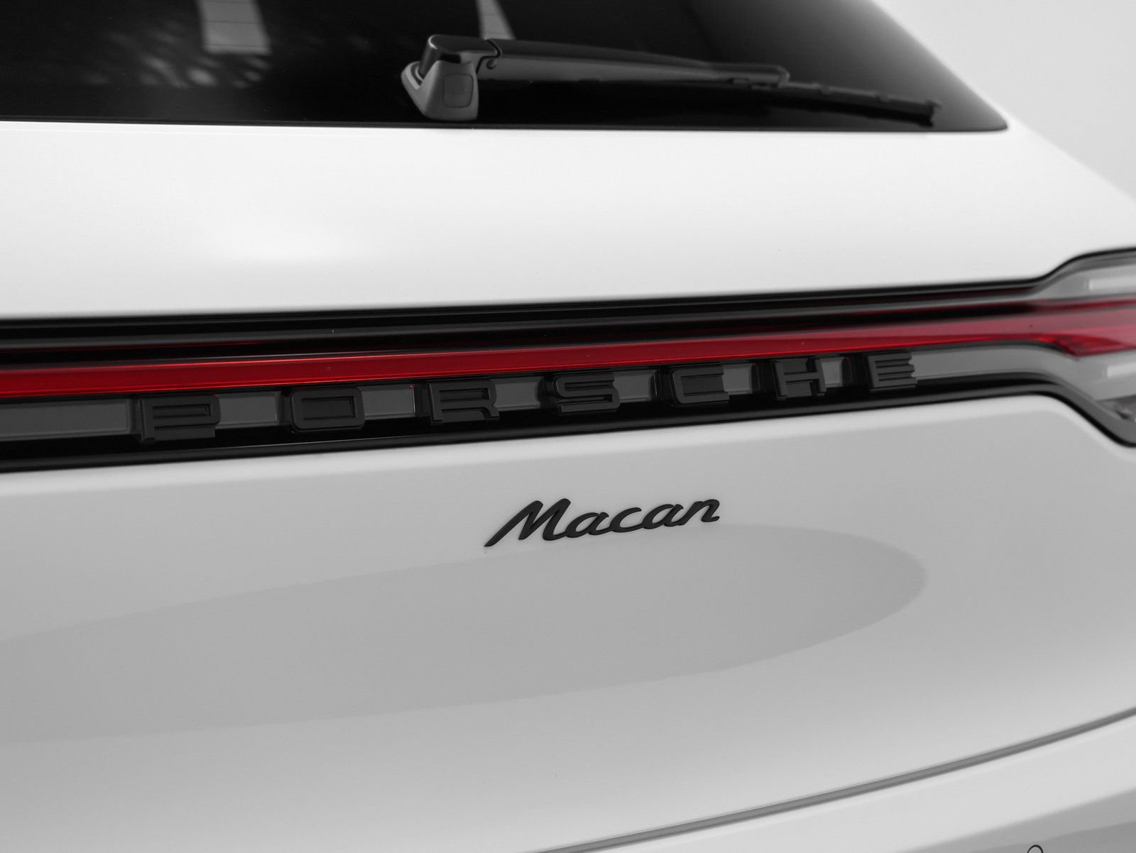 Certified 2025 Porsche Macan AWD/4WD image 18