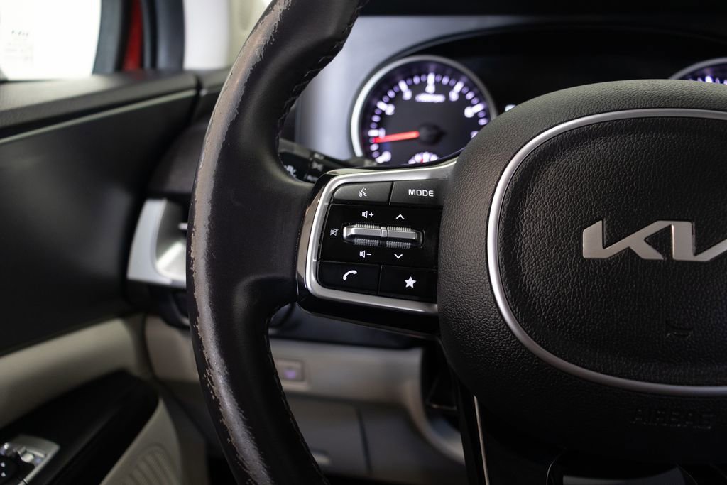 Used 2024 Kia Carnival LX FWD image 28