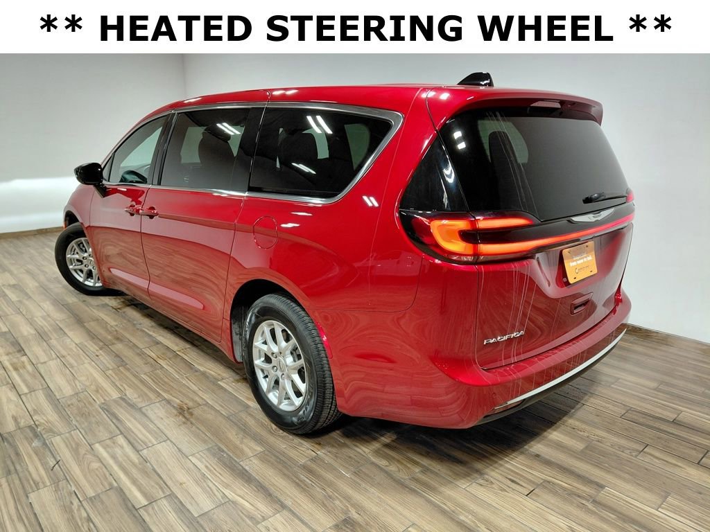 Used 2025 Chrysler Pacifica Select image 11