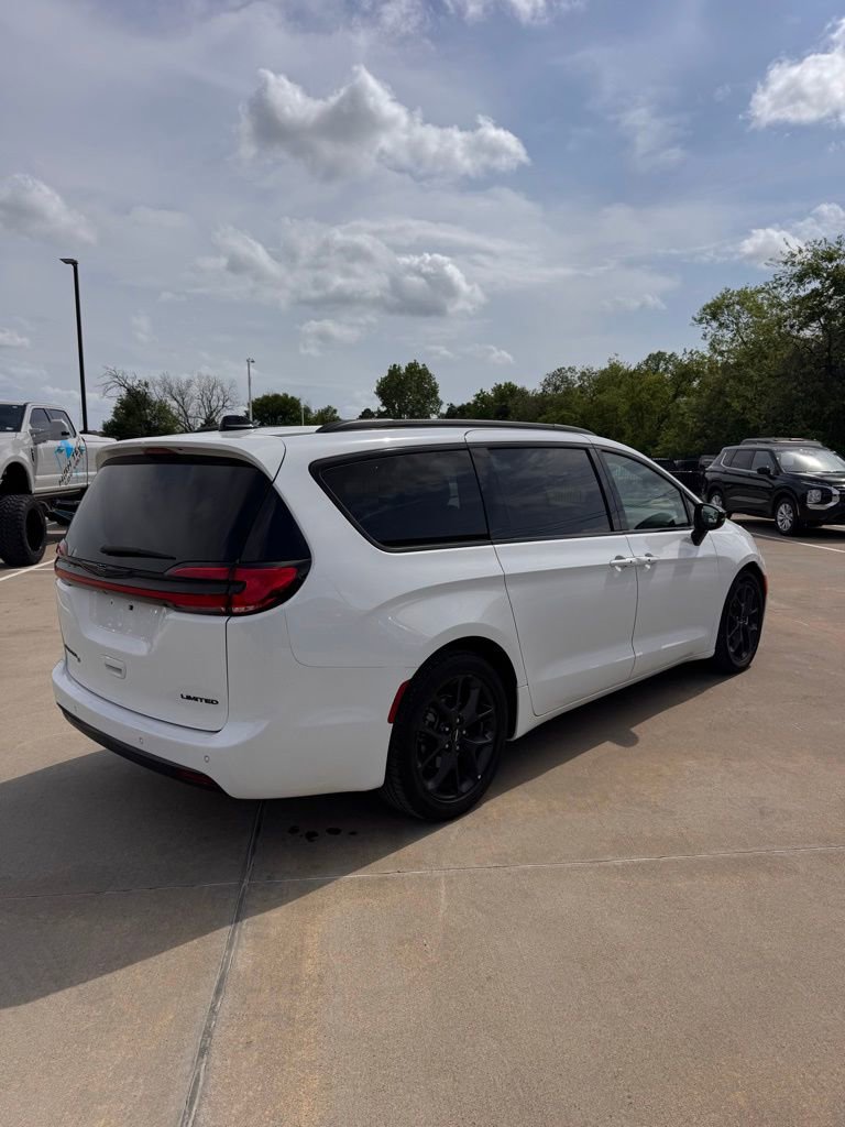 Used 2025 Chrysler Pacifica Limited image 8