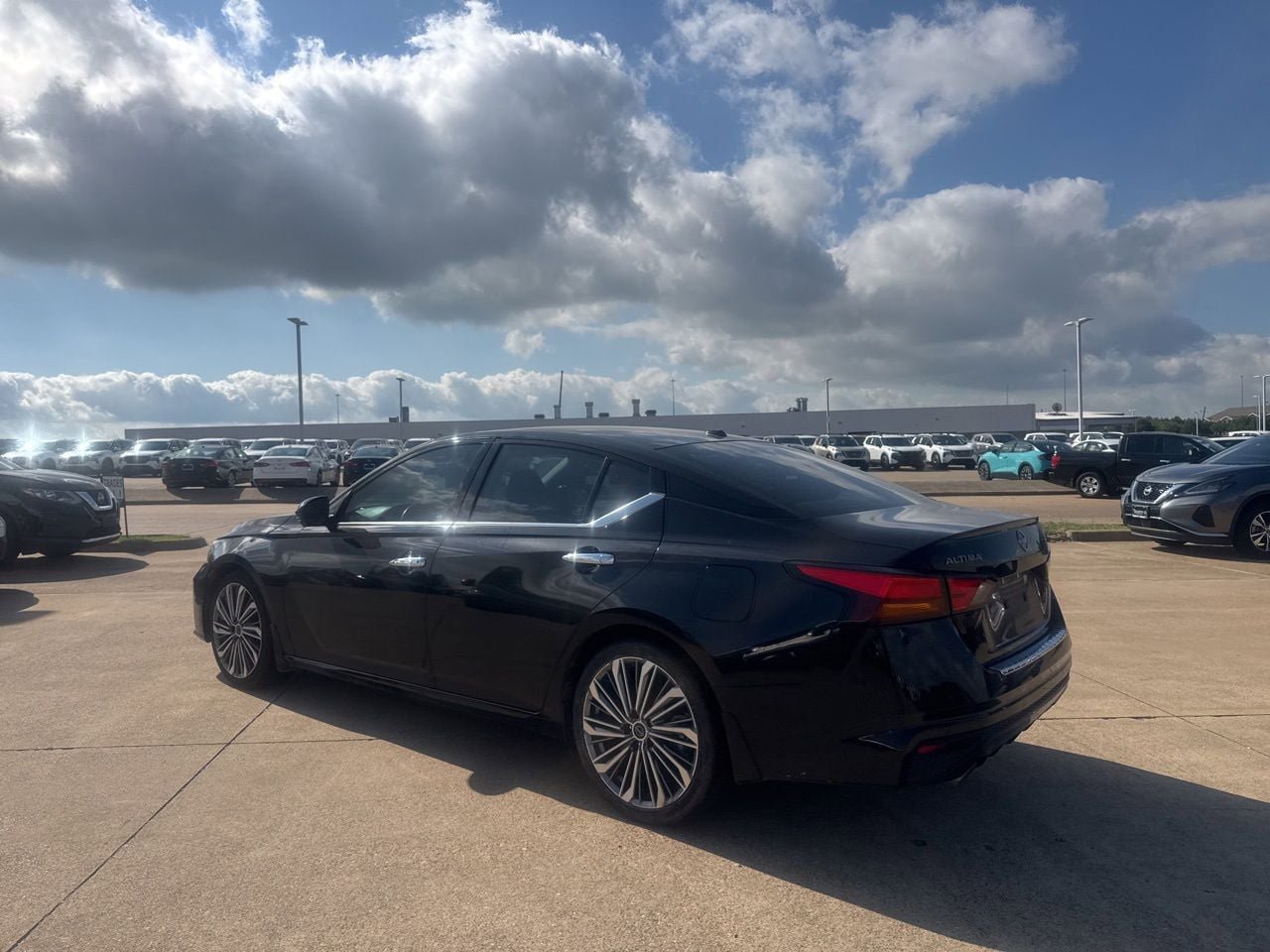 Used 2023 Nissan Altima 2.5 SL FWD image 13