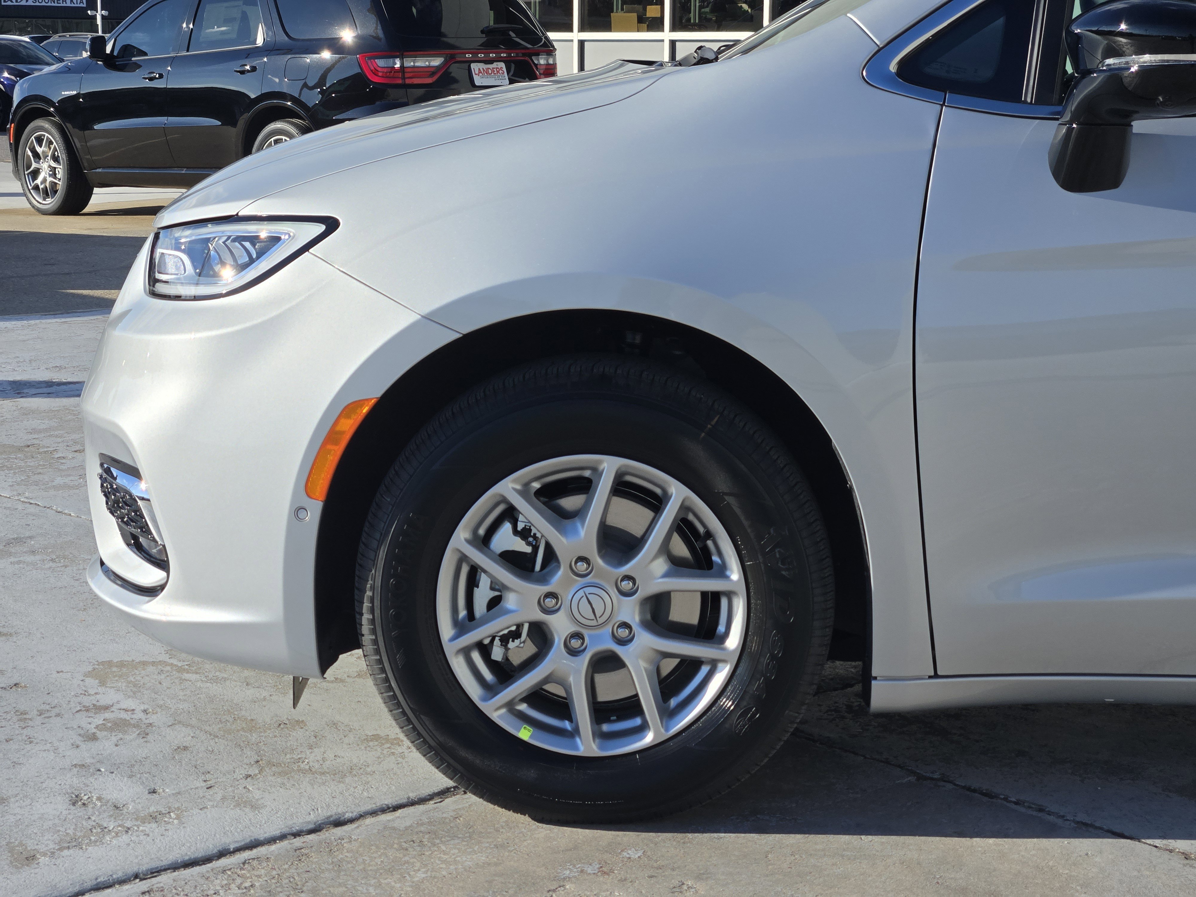 New 2026 Chrysler Pacifica Select image 5