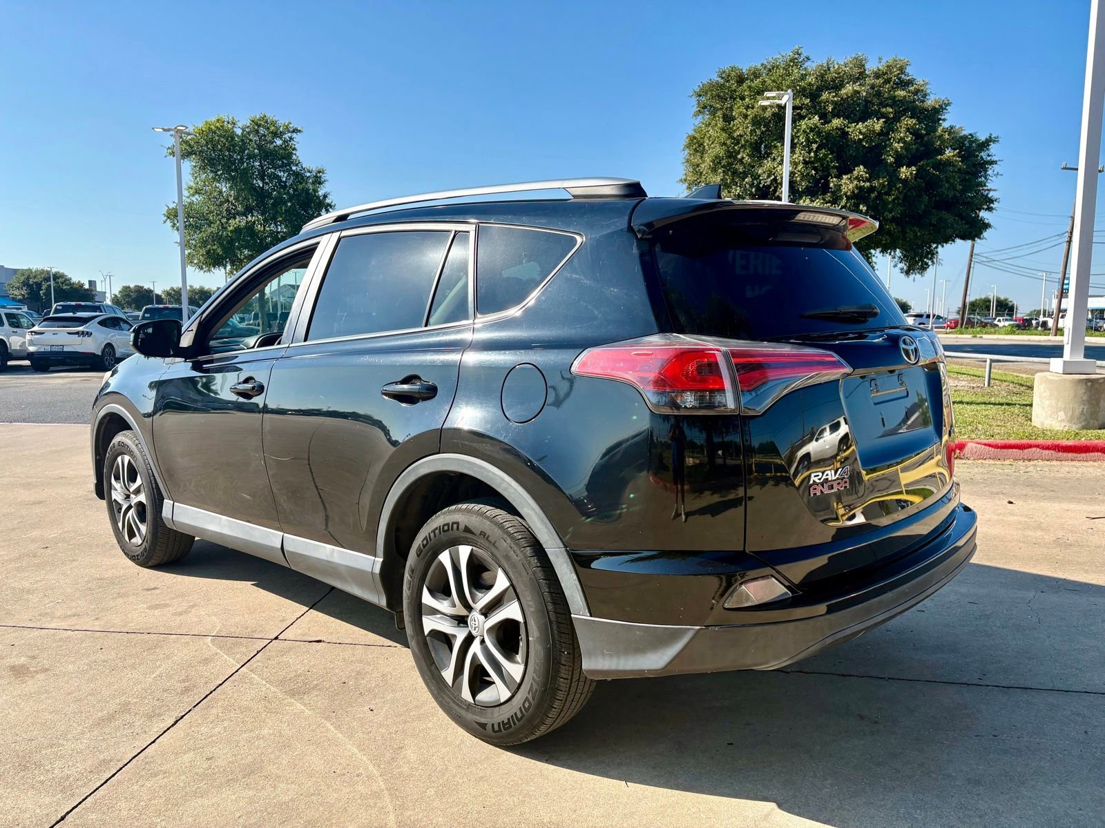 Used 2016 Toyota RAV4 LE FWD image 5