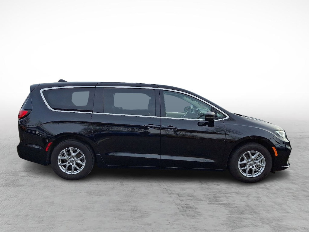 Used 2024 Chrysler Pacifica Touring-L image 6