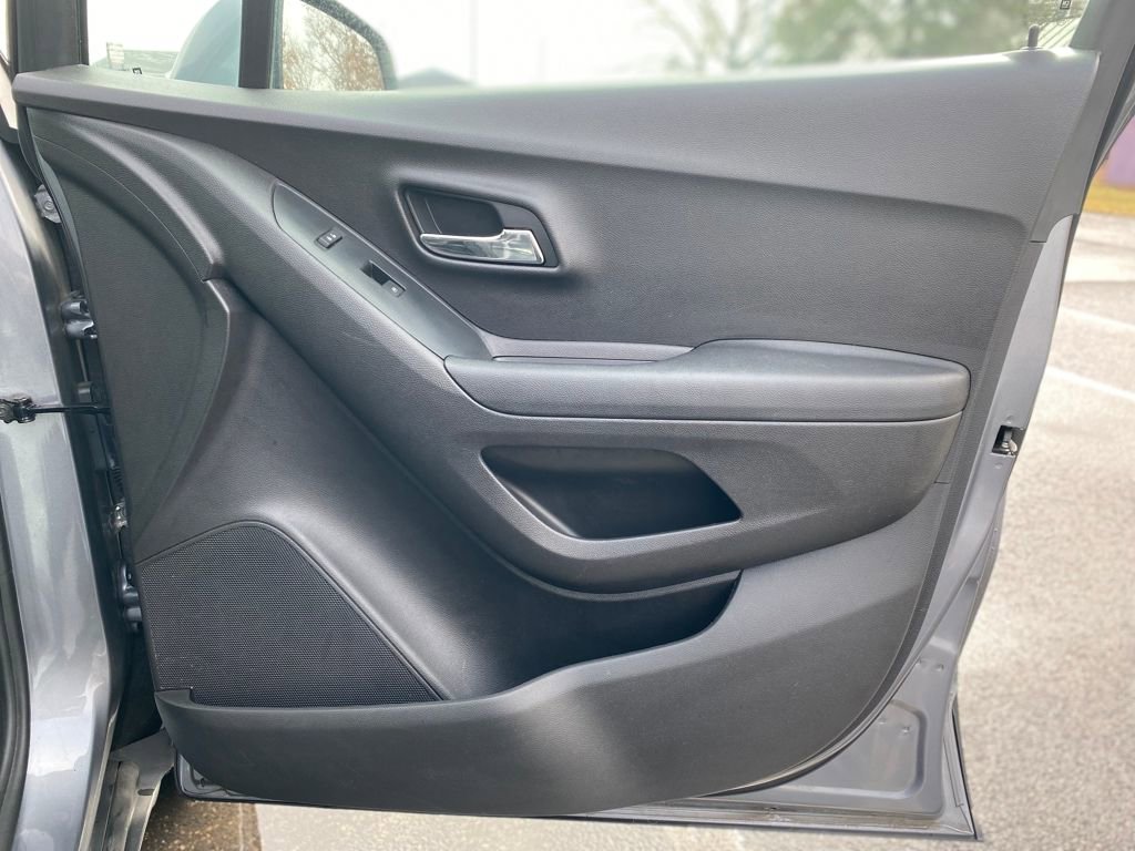 Used 2020 Chevrolet Trax LS w/ Tint and Cruise Package image 9