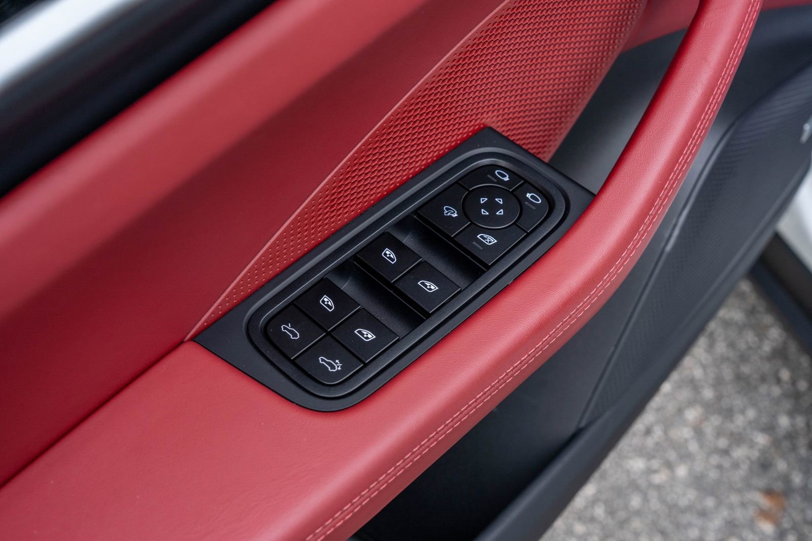 Certified 2025 Porsche Macan 4S Electric image 21