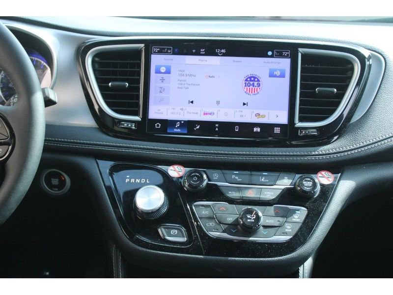 Used 2025 Chrysler Pacifica Limited image 16