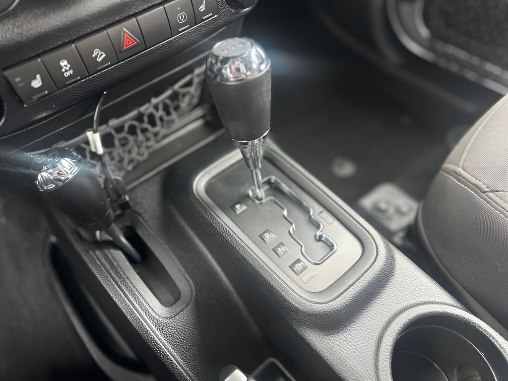 Used 2017 Jeep Wrangler Unlimited Sahara w/ Connectivity Group AWD/4WD image 17