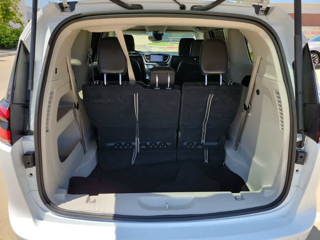 Used 2024 Chrysler Pacifica Touring-L FWD image 8