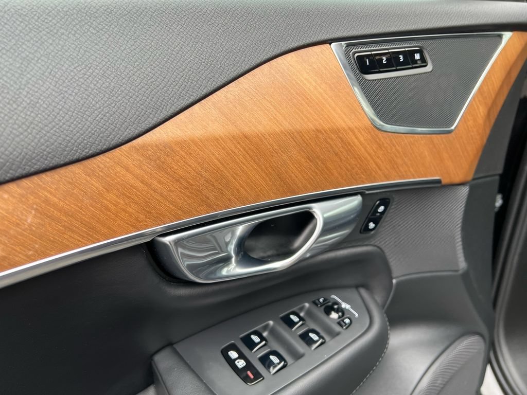 Certified 2025 Volvo XC90 T8 Core w/ Protection Package Premier AWD/4WD image 9