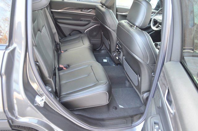 New 2025 Jeep Grand Cherokee Limited w/ Black Appearance Package image 33