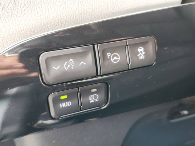 Used 2020 Toyota Prius XLE w/ Advanced Technology Package AWD/4WD image 21