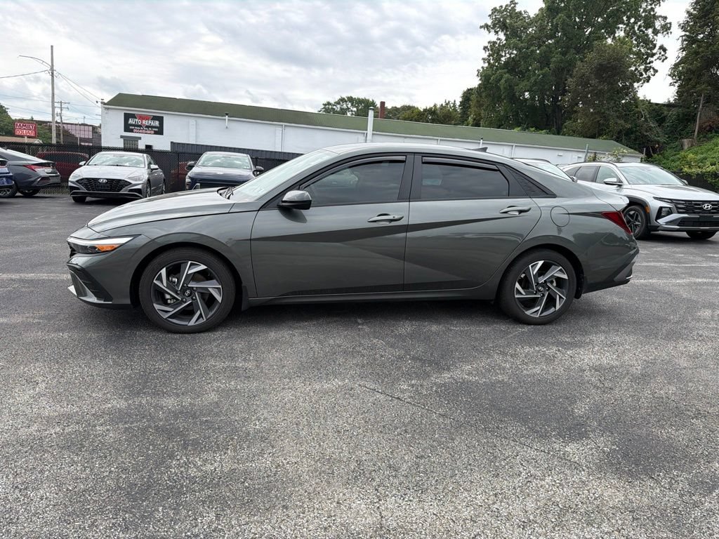 Used 2025 Hyundai Elantra Sport FWD image 4