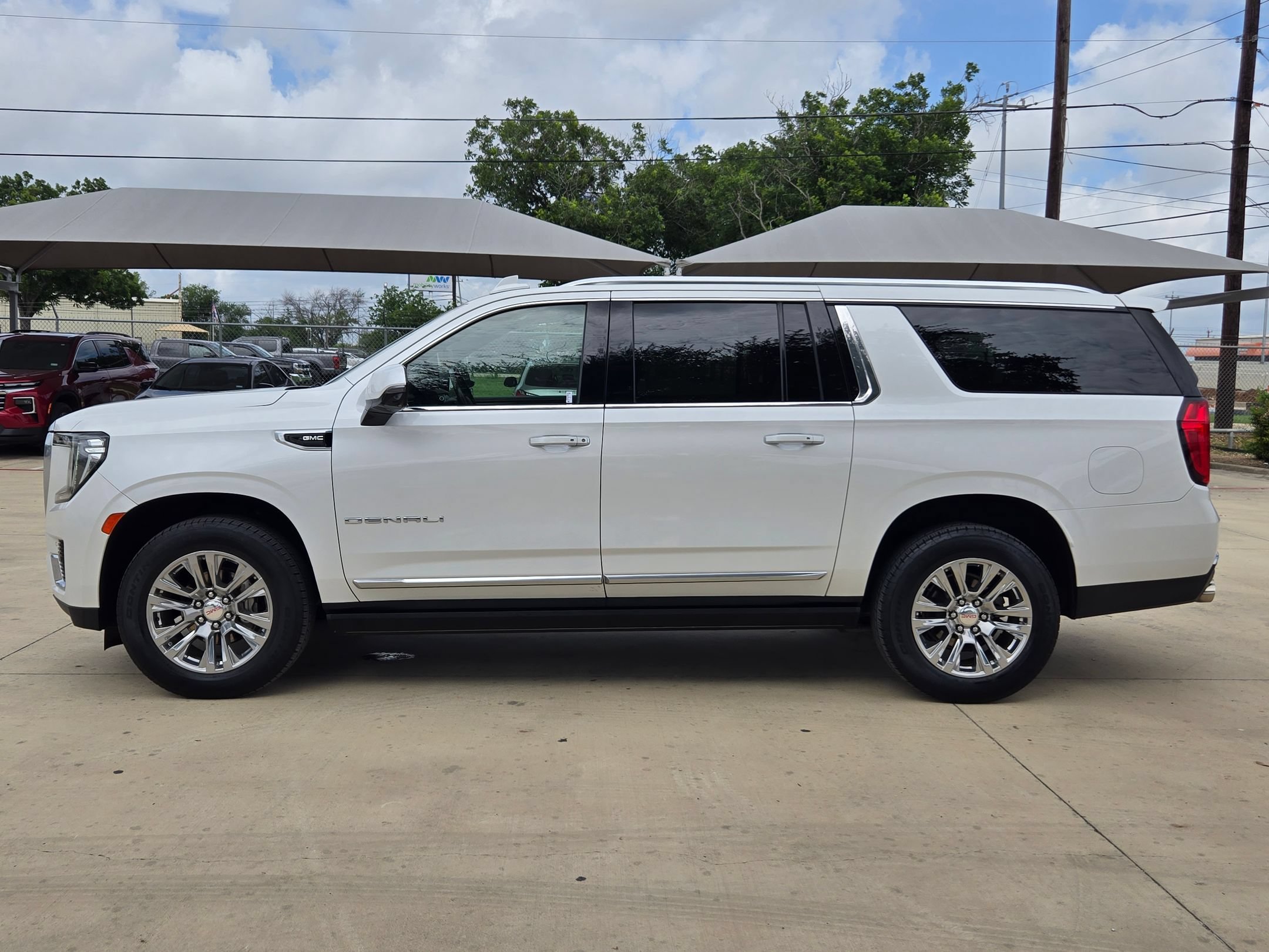 Used 2022 GMC Yukon XL Denali AWD/4WD image 4