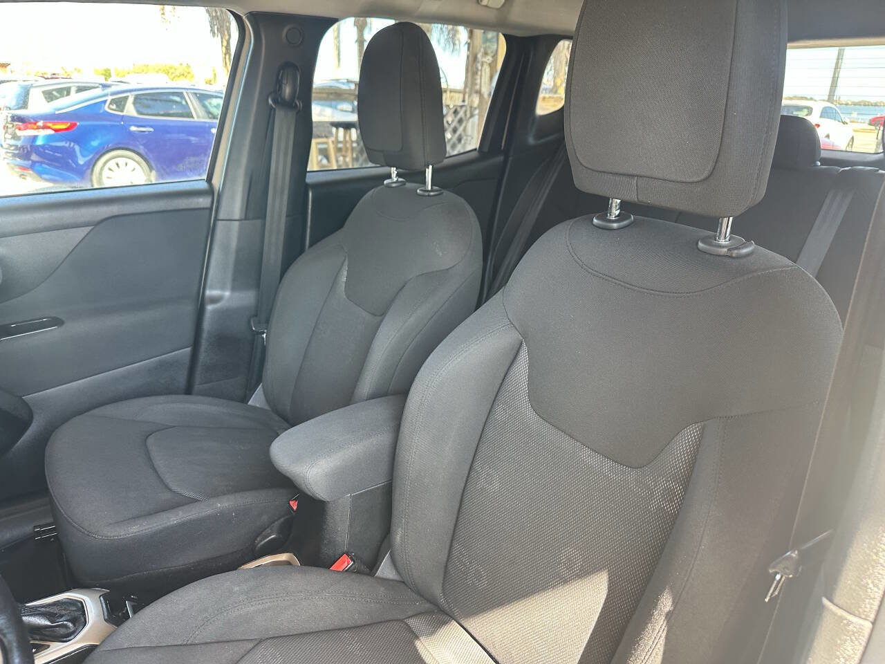 Used 2015 Jeep Renegade Latitude image 11