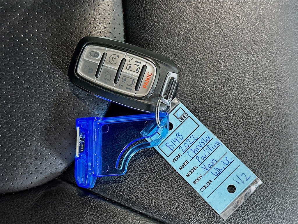 Used 2022 Chrysler Pacifica Touring-L image 37