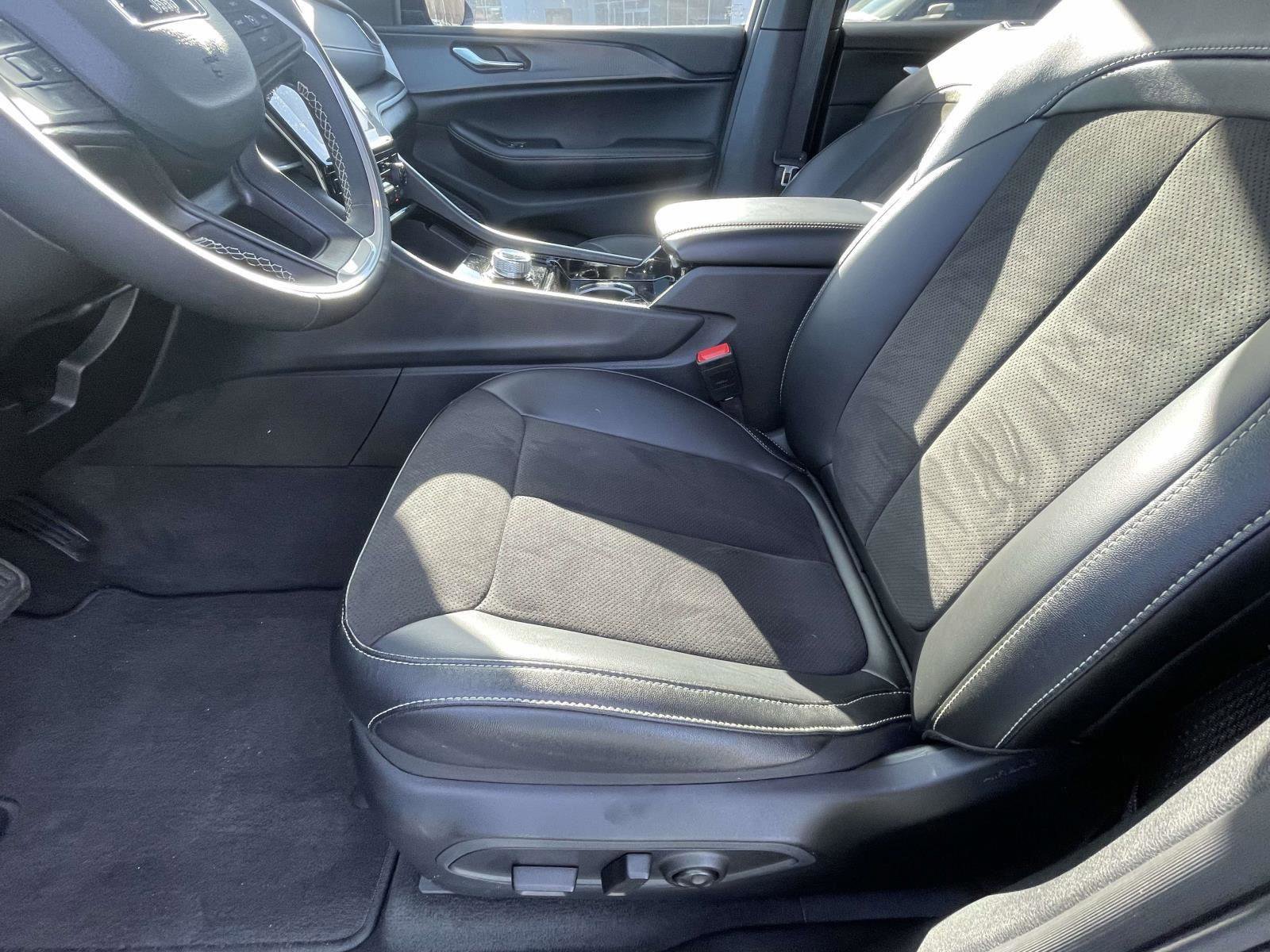 Certified 2023 Jeep Grand Cherokee Altitude AWD/4WD image 7